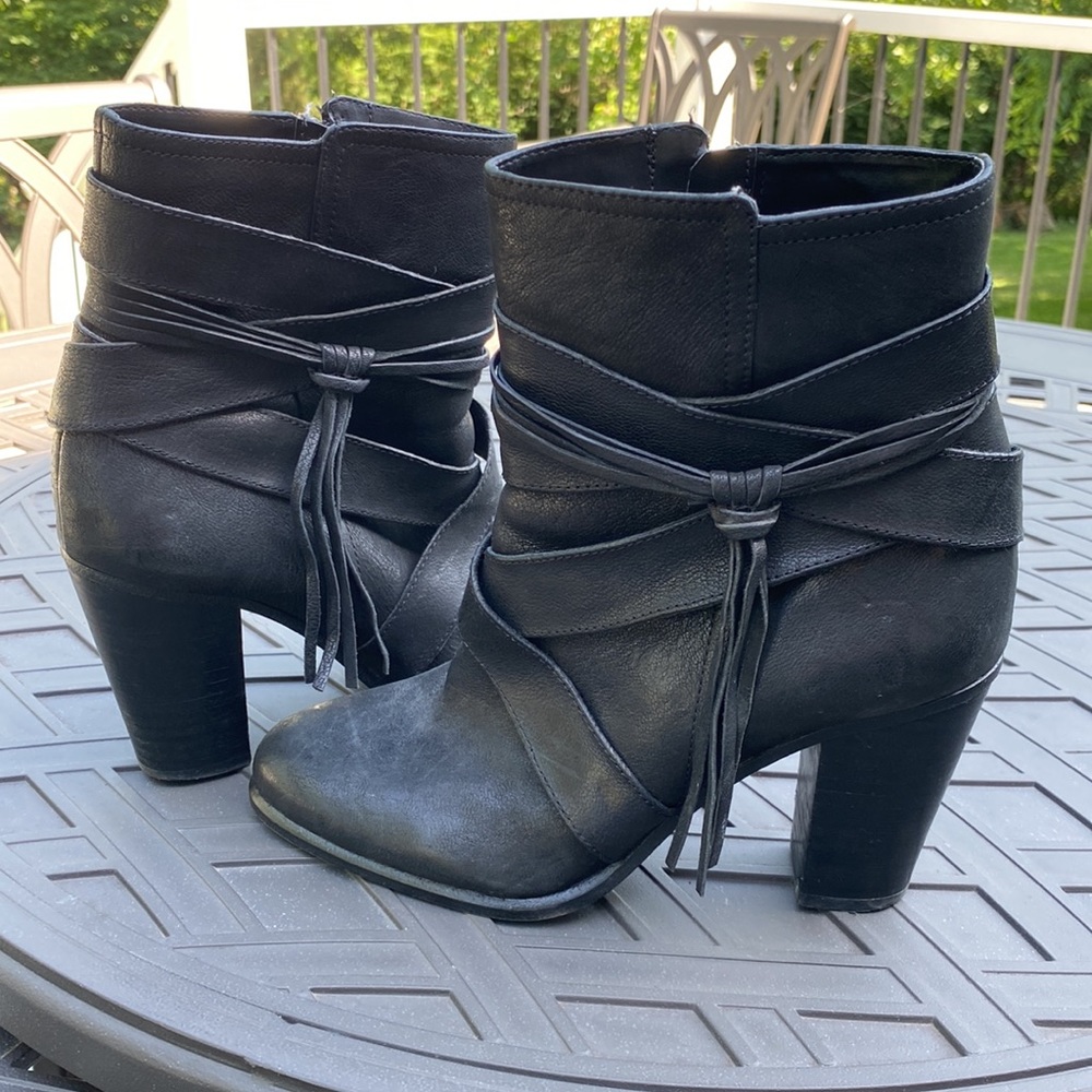 EUC wore 3 times Vince Camuto “Ferrah” Black Tassel Ankle Boot woman’s Size 7.5.